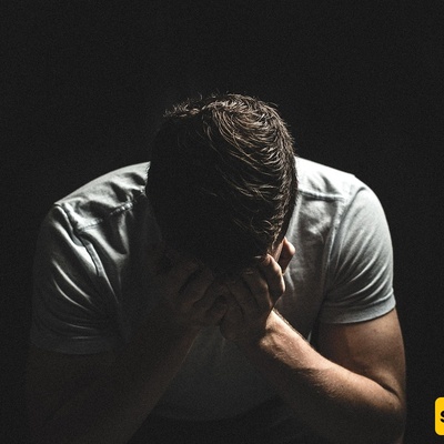 4 سلوکیات غیر إرادیه تکشف انکسار قلوب الرجال