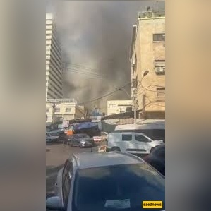 الدفاع الجوی الإسرائیلی یکتفی بالمشاهده ویُصفّق للصواریخ الإیرانیه!؛ دخان الانفجارات الکثیفه یغطّی الأراضی المحتله + فیدیو