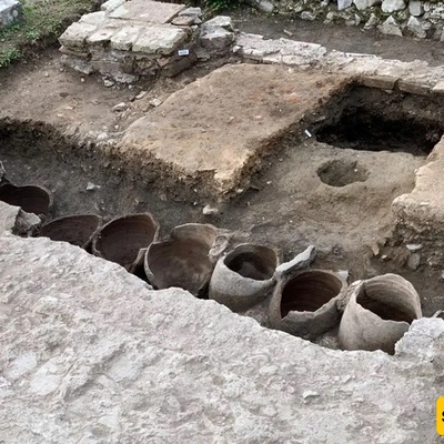 کنز الإمبراطور من العملات النادره یُکتشف تحت عمود بعد 1700 عام