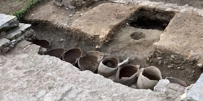 کنز الإمبراطور من العملات النادره یُکتشف تحت عمود بعد 1700 عام