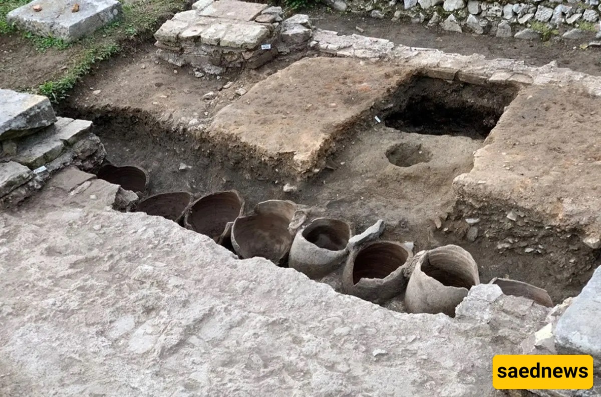 کنز الإمبراطور من العملات النادره یُکتشف تحت عمود بعد 1700 عام