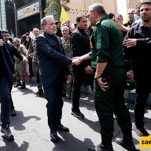 تصادم وتنافس بین حارسی وزیر الخارجیه لفتح باب سیاره عباس عراقجی أولًا! / یبدو وکأنه سباق…