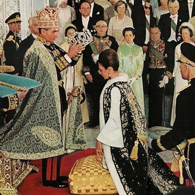 رداء فرح بهلوی المرصع بالجواهر من الیاقوت والزمرد والذهب الخالص: زی التتویج الذی بلغت قیمته الملیارات والذی کان ملکاً للفقراء + صور