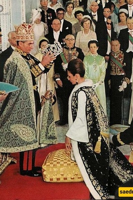 رداء فرح بهلوی المرصع بالجواهر من الیاقوت والزمرد والذهب الخالص: زی التتویج الذی بلغت قیمته الملیارات والذی کان ملکاً للفقراء + صور