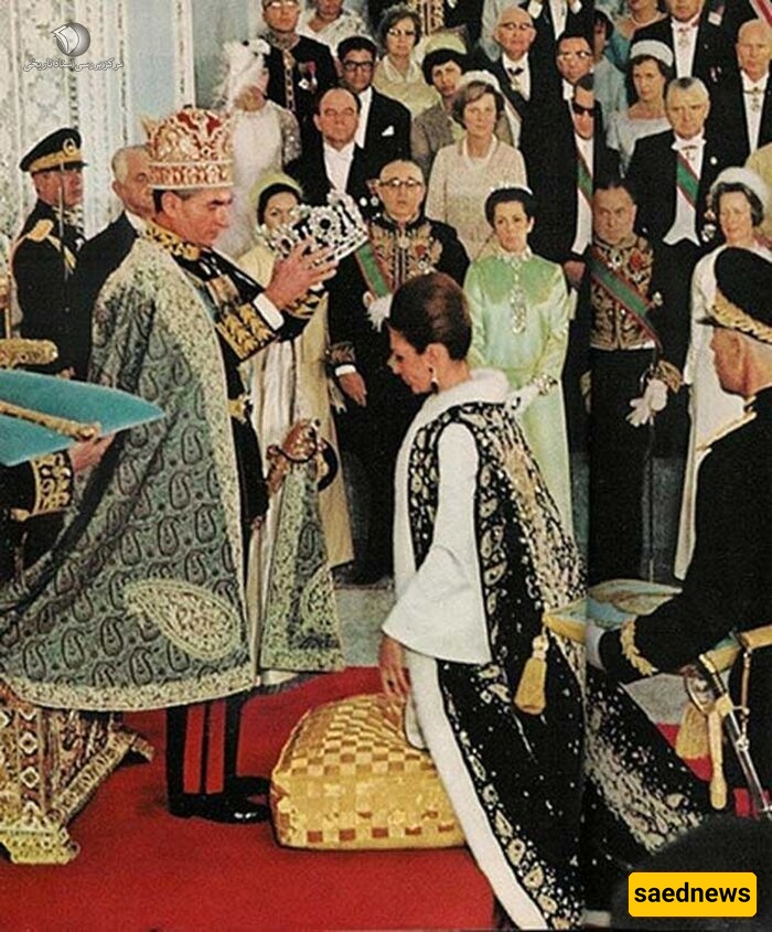 رداء فرح بهلوی المرصع بالجواهر من الیاقوت والزمرد والذهب الخالص: زی التتویج الذی بلغت قیمته الملیارات والذی کان ملکاً للفقراء + صور