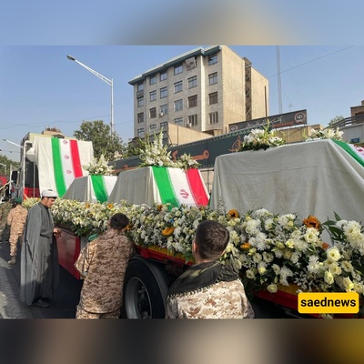 ما زالت الطفله ذات الثلاثه أعوام تُحمل على أکتاف أصحاب الرایات! +صوره