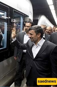 مشاهد نادره لزعماء إیران فی قطارات المترو: من خامنئی إلى رفسنجانی وظریف