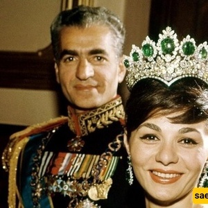 تذکر کعکه فارح ثنائیه الأبعاد وثلاثیه الطبقات فی عید میلاد شاه إیران – البذخ فی زمن معاناه الشعب + صور