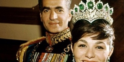 تذکر کعکه فارح ثنائیه الأبعاد وثلاثیه الطبقات فی عید میلاد شاه إیران – البذخ فی زمن معاناه الشعب + صور