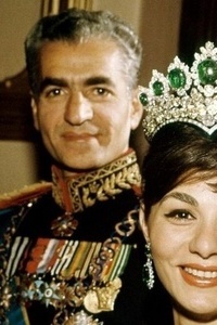 تذکر کعکه فارح ثنائیه الأبعاد وثلاثیه الطبقات فی عید میلاد شاه إیران – البذخ فی زمن معاناه الشعب + صور