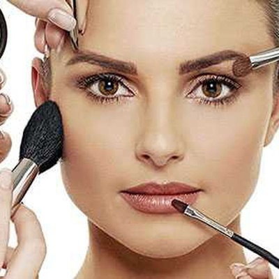 الفتاه التی نامت سبع سنوات متواصله مع وضع المکیاج على وجهها لإخفاء سرها!