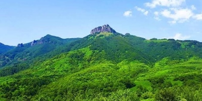 یُعدّ جبل سبیناس (إسبیناس أو إسبین) أعلى جبل فی منطقه أستارا بمحافظه جیلان، حیث یبلغ ارتفاعه 2,105 أمتار (6,906 أقدام) فوق مستوى سطح البحر.