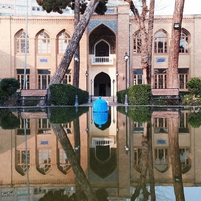 صوره دارالفنون عام 1299 هـ (1920 م) تحث على التأمل حقًا!