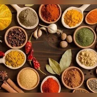 نُکهات غنیه من المطبخ الإیرانی: أفضل 10 أعشاب وتوابل