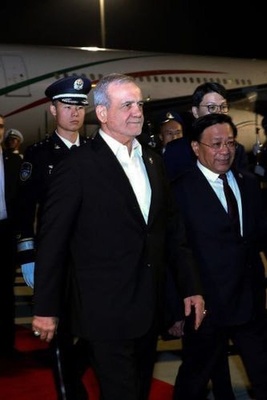 رئیس إیران، پزشکیان، الذی سافر إلى الصین، ذهب إلى بکین بالقطار + فیدیو