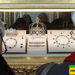 فیدیو: لمحه على الجواهر المسروقه أمس من متحف اللوفر الفرنسی – من تاج الملکه یوجینی إلى عقود نابلیون المرصعه بالألماس