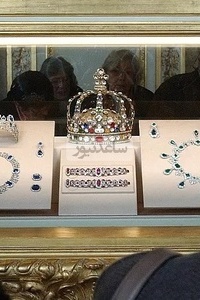 فیدیو: لمحه على الجواهر المسروقه أمس من متحف اللوفر الفرنسی – من تاج الملکه یوجینی إلى عقود نابلیون المرصعه بالألماس