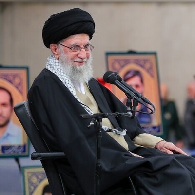 ردّ مثیر لقائد الثوره آیه الله خامنئی على طلب علاج یده بالوخز بالإبر فی الصین: «فی إیران کثیرون مثلی إذا...»