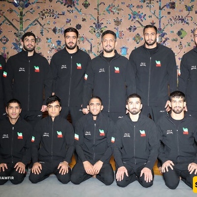 رئیس الجمهوریه یبارک لفریق المصارعه الحره بعد تتویجه بلقب بطل العالم