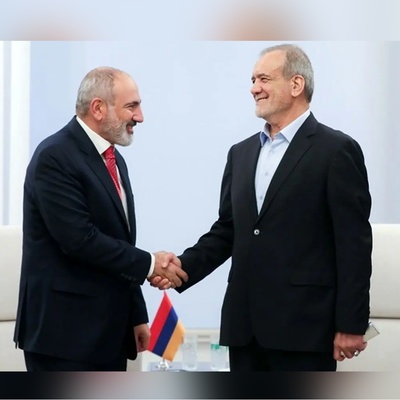 الرئیس الإیرانی یُستقبل رسمیًا فی أرمینیا وتبدأ المباحثات الثنائیه