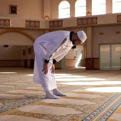 حرکات الصلاه: إلى أی حدّ ینبغی للمصلّی أن ینحنی فی الرکوع؟