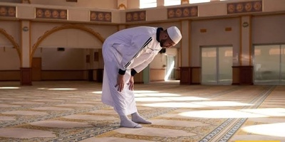 حرکات الصلاه: إلى أی حدّ ینبغی للمصلّی أن ینحنی فی الرکوع؟