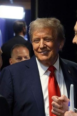 وضعیه ترامب فی اجتماع مع قاده الدول الأوروبیه أثارت الجدل؛ الکدخدا فی الوسط، والرعیه من حوله! +صوره