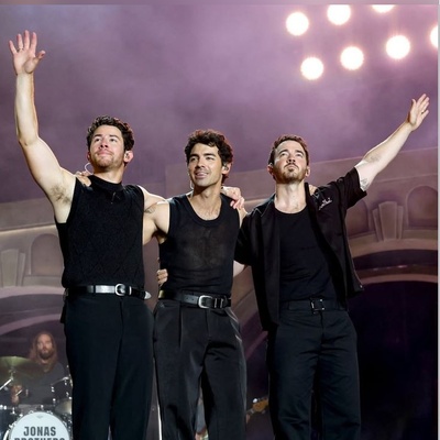 المعجبون فی حاله جنون: أبرز أحداث حفل Jonas Brothers بمناسبه 20 عامًا