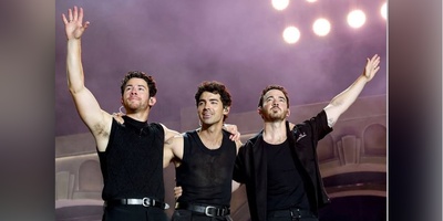 المعجبون فی حاله جنون: أبرز أحداث حفل Jonas Brothers بمناسبه 20 عامًا