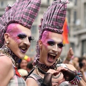 کل شیء یسیر وفقًا لرغبات المثلیین / إزاله أسماء الوالدین من شهادات المیلاد