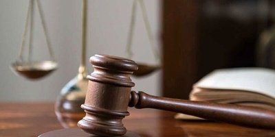 فتاه تقاضی عائلتها بسبب مظهرها