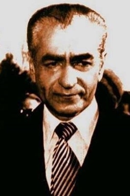 نحت صوره محمد رضا شاه بهلوی باستخدام الأسنان المصفحه على مؤخره رأس رجل 😀 | الفن یقیم مع الإیرانیین—ولا مکان آخر!