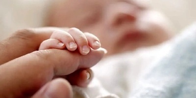 اللحظه التی وُلد فیها أکثر طفل مفاجأه فی العصر الجلیدی فی غرفه العملیات أصبحت فیروسیه — أجمل فیدیو لإضاءه یومک 😂