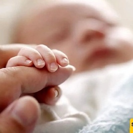 اللحظه التی وُلد فیها أکثر طفل مفاجأه فی العصر الجلیدی فی غرفه العملیات أصبحت فیروسیه — أجمل فیدیو لإضاءه یومک 😂