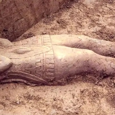 اکتشاف من العصر الحدیدی: تمثال حاکم عمره 2400 عام بتاج یشبه "میکی ماوس"