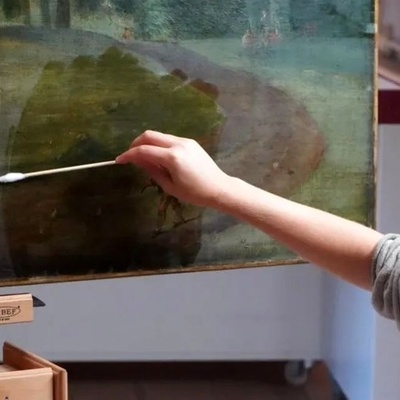 اکتشاف مذهل داخل لوحه عمرها 200 عام لم یره أحد من قبل