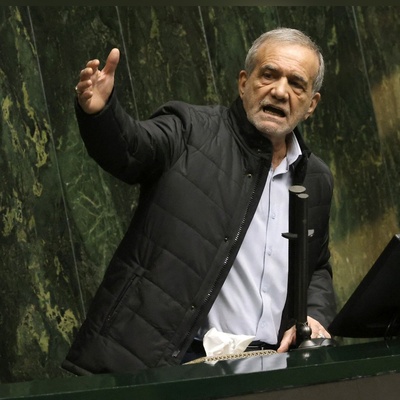 محلل سیاسی یدافع عن الرئیس پزشکیان وسط تصاعد الهجمات المتشدده