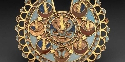 المجوهرات الأخمینیه الفاخره المزینه برموز الملک وأهورا مزدا والأحجار الکریمه فی متحف الفنون الجمیله ببوسطن