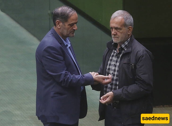 من قاعه البرلمان إلى کرسی الطبیب — صور نادره للرئیس بیزشکیان یعالج المرضى داخل البرلمان