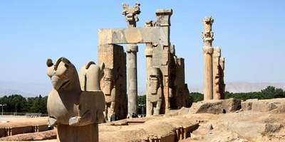 هذا الرجل کان أول من اکتشف مدینه برسیبولیس + صوره