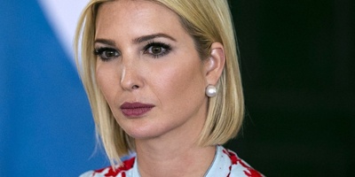 صوره طفوله نادره لإیفانکا ترامب ترتدی معطف فرو فاخر وشعرها الذهبی الممیز