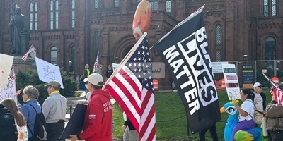 آلاف الأمریکیین یتظاهرون فی الشوارع احتجاجًا واسع النطاق على دونالد ترامب