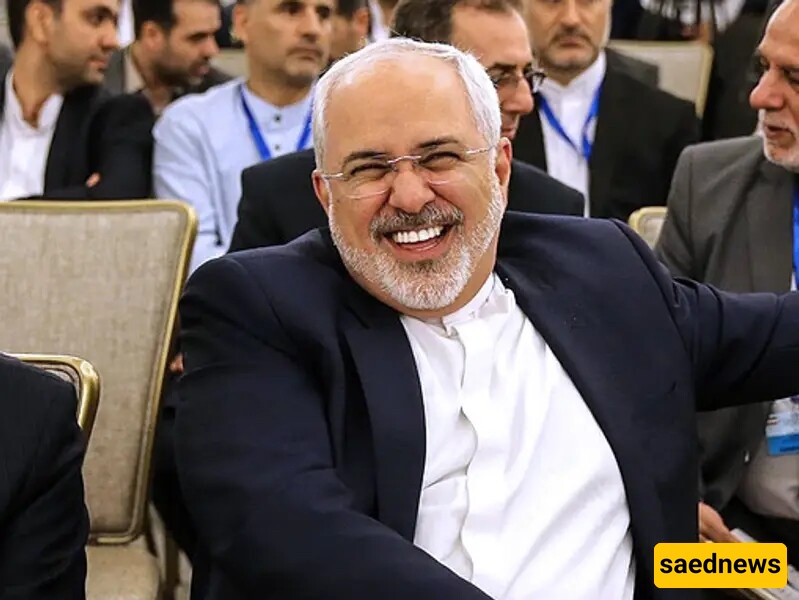 صوره لافته للسیاسی الإیرانی ظریف على کرسی متحرک تُثیر قلق المتابعین وتشعل مواقع التواصل
