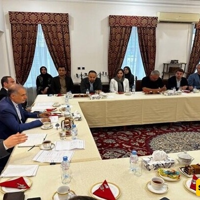 جلالی یلتقی مع رؤساء تحریر وسائل الإعلام الروسیه والصحفیین الإیرانیین فی موسکو