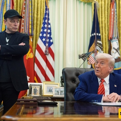 أولاً یسرقونک، ثم یضحکون علیک! هذه هی مساعده ترامب لک