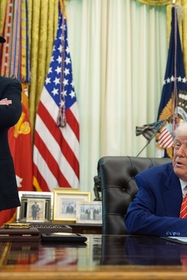 أولاً یسرقونک، ثم یضحکون علیک! هذه هی مساعده ترامب لک