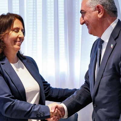 من هی المرأه الإسرائیلیه وراء رضا بهلوی؟ / عملیه الموساد السریه لتتویج رضا بهلوی!