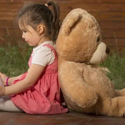 هل لدى طفلک صدیق تخیلی؟ لا تنسَ هذه النصائح المهمه