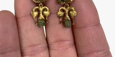 اکتشاف مومیاء أثریه مذهله ترتدی الملابس والمجوهرات الذهبیه [صور]