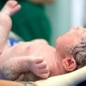 تقدیم الطبیبه الحامل التی ولدت طفلها بنفسها